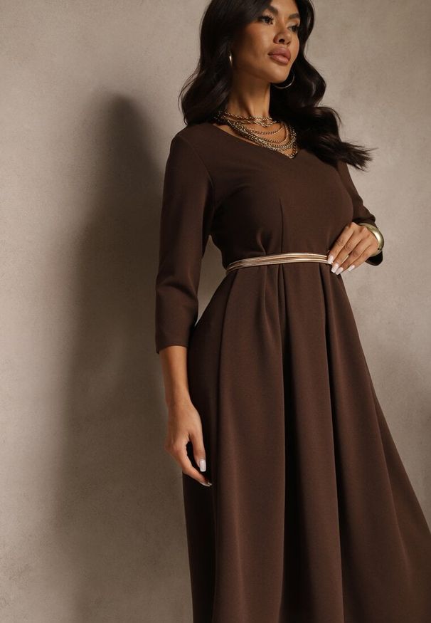 Renee - Brązowa Sukienka o Rozkloszowanym Kroju z Rękawem Długości 3/4 Nomini. Okazja: na randkę. Typ kołnierza: dekolt w kształcie V. Kolor: brązowy. Typ sukienki: rozkloszowane. Styl: elegancki, klasyczny