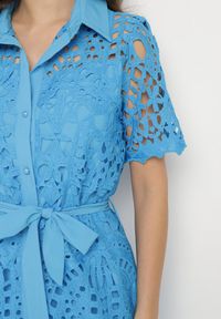 Born2be - Niebieska Ażurowa Sukienka Koszulowa Midi z Wiązanym Paskiem Pamy. Kolor: niebieski. Materiał: koronka, materiał. Długość rękawa: krótki rękaw. Wzór: ażurowy. Typ sukienki: koszulowe. Styl: klasyczny. Długość: midi #5