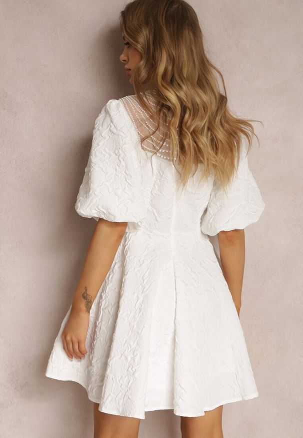 Renee - Biała Sukienka Asoope. Kolor: biały. Materiał: materiał. Wzór: aplikacja. Długość: mini