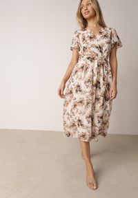 Born2be - Beżowo-Pomarańczowa Kopertowa Sukienka w Kwiaty z Wiązanym Paskiem i Brokatem Hilingea. Okazja: na imprezę, do pracy, na co dzień. Kolor: pomarańczowy. Wzór: kwiaty. Typ sukienki: kopertowe. Styl: casual, elegancki. Długość: midi #7