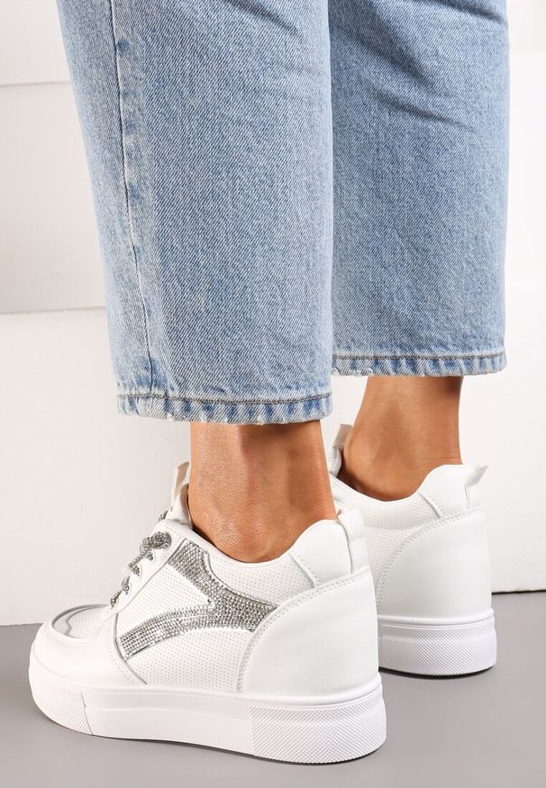 Renee - Biało-Srebrne Sneakersy ze Wstawką z Cyrkonii na Ukrytym Koturnie Hricane. Okazja: na co dzień. Kolor: biały. Obcas: na koturnie