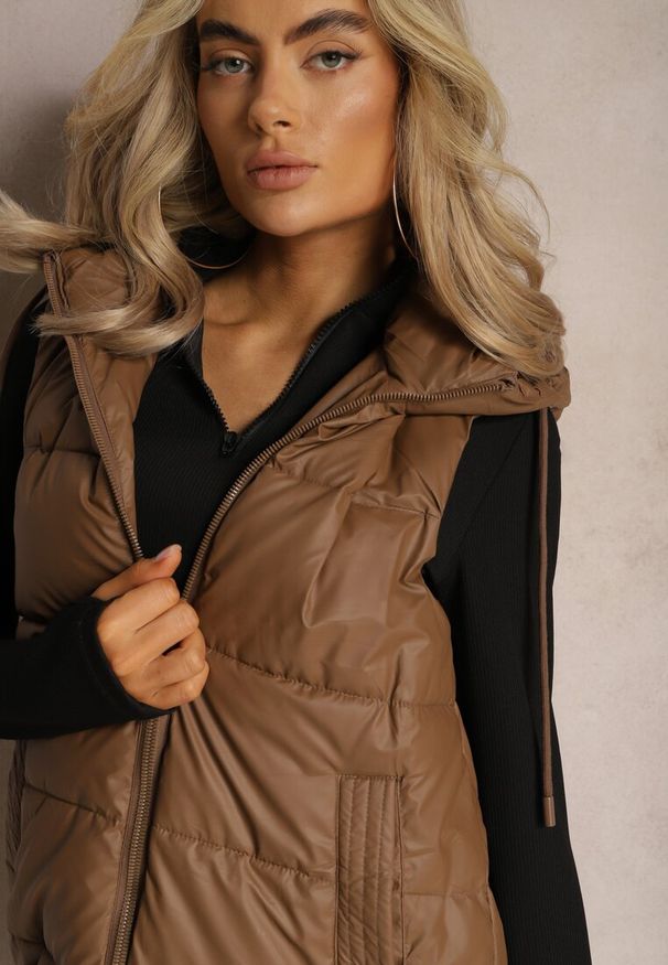 Renee - Brązowa Długa Kamizelka z Pikowaniem i Obustronnym Suwakiem Wetessa. Kolor: brązowy. Długość: długie