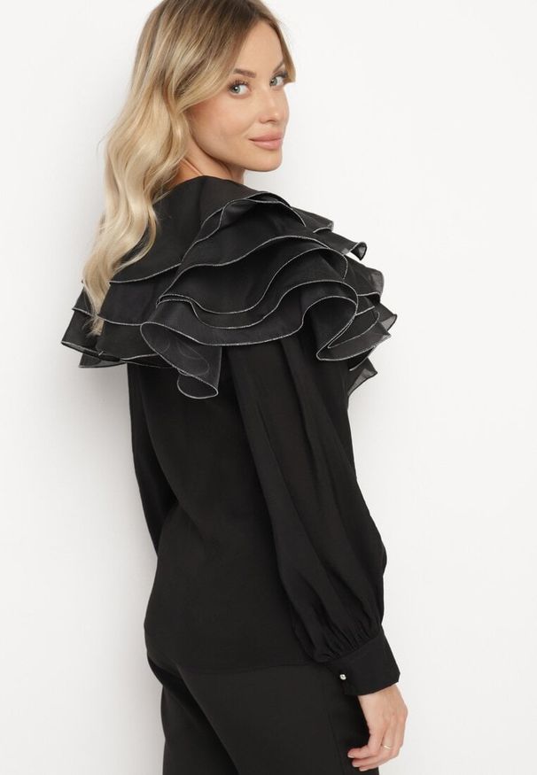 Born2be - Czarna Elegancka Koszula Ozdobiona Falbanami i Guzikami Leristta. Okazja: na co dzień. Kolor: czarny. Materiał: jeans. Wzór: aplikacja. Styl: elegancki