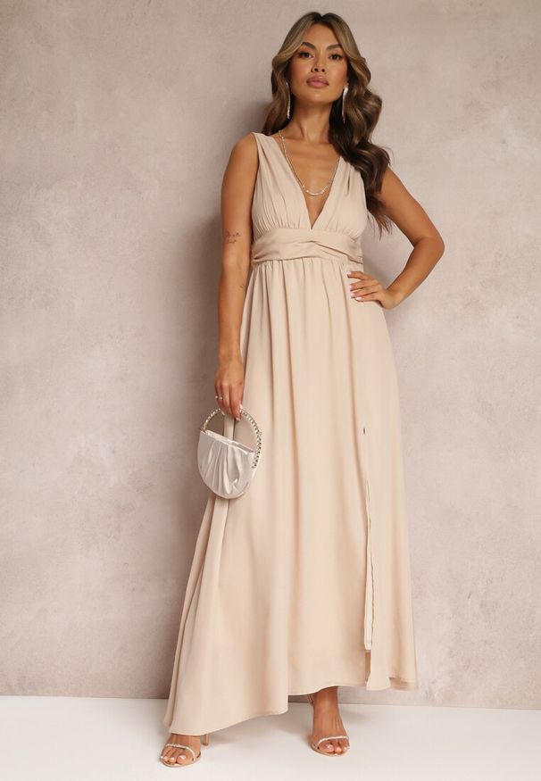 Renee - Beżowa Rozkloszowana Sukienka Maxi na Ramiączkach z Rozcięciem Ernames. Okazja: na imprezę. Kolor: beżowy. Długość rękawa: na ramiączkach. Sezon: wiosna, lato. Styl: glamour, elegancki. Długość: maxi