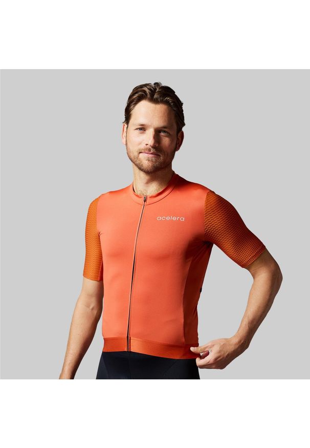 ACELERA - Męska profesjonalna koszulka kolarska z krótkim rękawem. Kolor: pomarańczowy. Długość rękawa: krótki rękaw. Długość: krótkie. Sport: kolarstwo