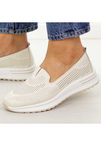 Beżowe ażurowe skórzane półbuty damskie Filippo Dp7611/26. Okazja: na co dzień, na spacer. Nosek buta: okrągły. Zapięcie: bez zapięcia. Kolor: beżowy. Szerokość cholewki: normalna. Wzór: ażurowy. Materiał: skóra. Sezon: wiosna, lato, jesień. Styl: elegancki, casual, klasyczny, sportowy #1