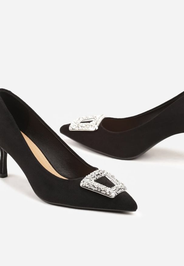 Born2be - Czarne Czółenka na Szpilce Ozdobione Klamrą z Cyrkoniami Zinsira. Okazja: na spotkanie biznesowe, do pracy. Zapięcie: klamry. Kolor: czarny. Wzór: aplikacja. Obcas: na szpilce. Styl: biznesowy, wizytowy. Wysokość obcasa: średni