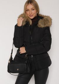 Born2be - Czarna Pikowana Kurtka z Paskiem Nieodpinanym Kapturem i Futerkiem Retinda. Okazja: na spacer, na co dzień. Kolor: czarny. Materiał: futro. Styl: casual #4