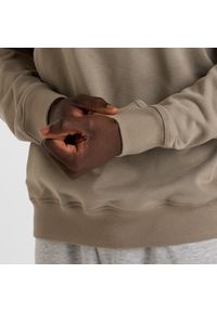 Bluza męska New Balance MT41547DOK – beżowa. Kolor: beżowy. Materiał: tkanina, bawełna, dresówka. Wzór: napisy #4