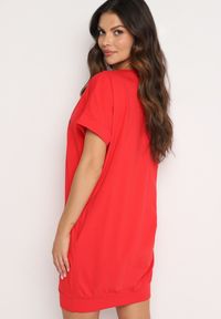 Born2be - Czerwona Sukienka w Stylu T-Shirt z Nadrukiem Ozdobionym Cyrkoniami Kelifea. Okazja: na co dzień. Kolor: czerwony. Długość rękawa: krótki rękaw. Wzór: aplikacja, nadruk. Typ sukienki: proste. Styl: casual, elegancki #5