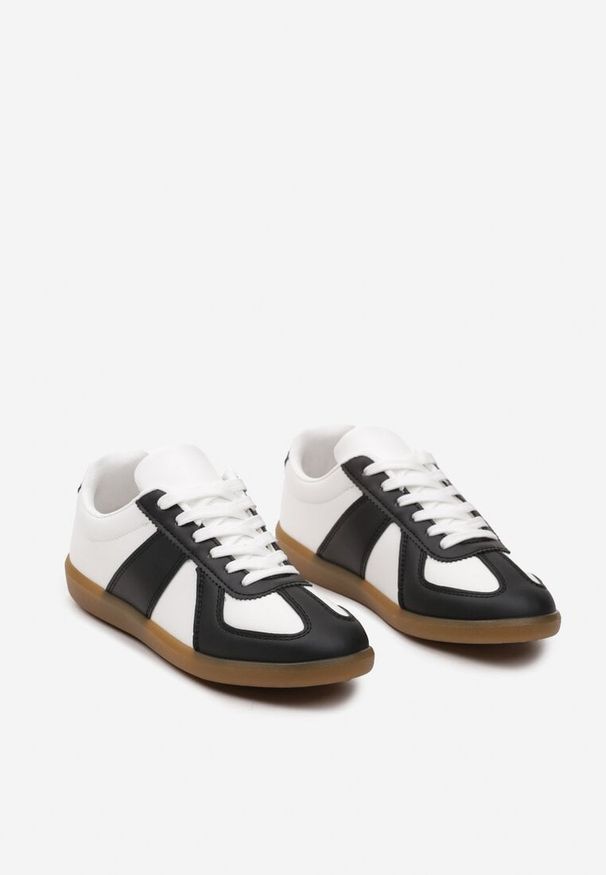 Born2be - Czarno-Białe Sneakersy przed Kostkę ze Wstawkami na Cholewce Uzila. Wysokość cholewki: przed kostkę. Nosek buta: okrągły. Zapięcie: sznurówki. Kolor: czarny. Materiał: materiał. Szerokość cholewki: normalna. Obcas: na obcasie. Wysokość obcasa: niski