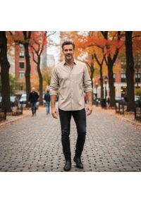 Lekko Taliowana Koszula Sportowa, Button Down - Pako Jeans - Beżowa. Okazja: na co dzień. Typ kołnierza: button down. Kolor: brązowy, wielokolorowy, beżowy. Materiał: bawełna. Styl: sportowy #7