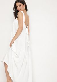 Born2be - Biała Sukienka o Rozkloszowanym Kroju z Wiązaniem z Tyłu Savinelle. Okazja: na imprezę, na co dzień. Kolor: biały. Styl: casual, elegancki #1