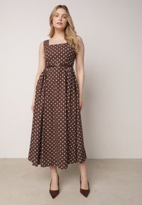 Born2be - Brązowa Bawełniano-Wiskozowa Sukienka Retro w Groszki o Rozkloszowanym Kroju Eviphaia. Okazja: na co dzień. Typ kołnierza: dekolt kwadratowy. Kolor: brązowy. Wzór: grochy. Typ sukienki: rozkloszowane, proste. Materiał: wiskoza, bawełna. Długość rękawa: bez rękawów. Sezon: lato. Styl: retro #7