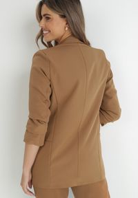 Born2be - Ciemnobeżowa Marynarka Thaelenia. Kolor: beżowy. Wzór: jednolity, aplikacja. Styl: elegancki #3
