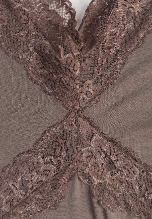 Born2be - Brązowa Koktajlowa Sukienka z Wiskozy Zdobiona Falbanami Koronką i Wiązaniem Felycia. Okazja: na komunię, na wesele, na ślub cywilny. Kolor: brązowy. Materiał: wiskoza, koronka. Wzór: aplikacja, koronka. Styl: wizytowy