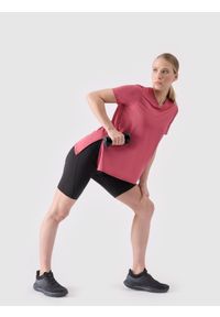 4f - Koszulka treningowa ciążowa szybkoschnąca damska - różowa. Kolekcja: moda ciążowa. Kolor: różowy. Materiał: dzianina, włókno, materiał, elastan, syntetyk. Wzór: gładki, jednolity, ze splotem. Sport: fitness