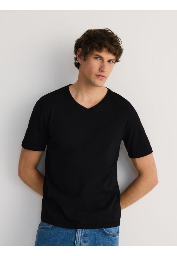 Reserved - T-shirt slim z dekoltem V - czarny. Kolor: czarny. Materiał: dzianina, bawełna