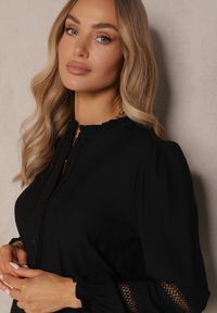 Renee - Czarna Prosta Koszula z Wiskozy z Ozdobnymi Koronkowymi Wstawkami Cesiola. Okazja: na spotkanie biznesowe. Typ kołnierza: dekolt w serek. Kolor: czarny. Materiał: koronka, wiskoza. Długość rękawa: długi rękaw. Długość: długie. Styl: biznesowy, klasyczny, elegancki