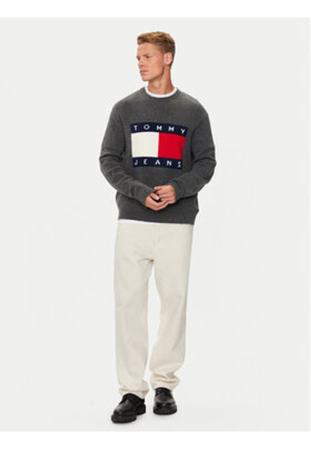 Tommy Jeans Sweter Flag DM0DM19442 Szary Regular Fit. Kolor: szary. Materiał: syntetyk