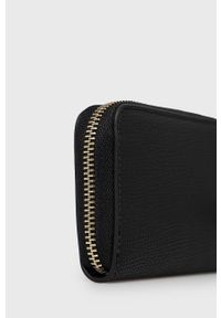 Armani Exchange portfel damski kolor czarny. Kolor: czarny. Materiał: materiał. Wzór: gładki