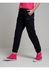 Big-Star - Spodnie dresowe damskie czarne Nina 906. Kolekcja: plus size. Kolor: czarny. Materiał: dresówka. Wzór: nadruk #6
