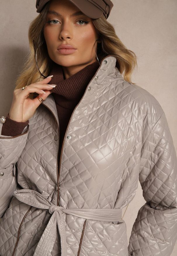 Renee - Beżowa Kurtka Ozdobiona Pikowaniem i Paskiem Zeriala. Okazja: na co dzień. Kolor: beżowy. Materiał: jeans. Wzór: aplikacja. Styl: klasyczny, casual