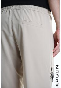 Xagon Spodnie | P26032 ZXAG92 | Mężczyzna | Beżowy. Okazja: na co dzień, na spotkanie biznesowe. Kolor: beżowy. Materiał: wiskoza, elastan, poliester. Długość: długie. Wzór: aplikacja. Styl: klasyczny, sportowy, casual, biznesowy, elegancki #4