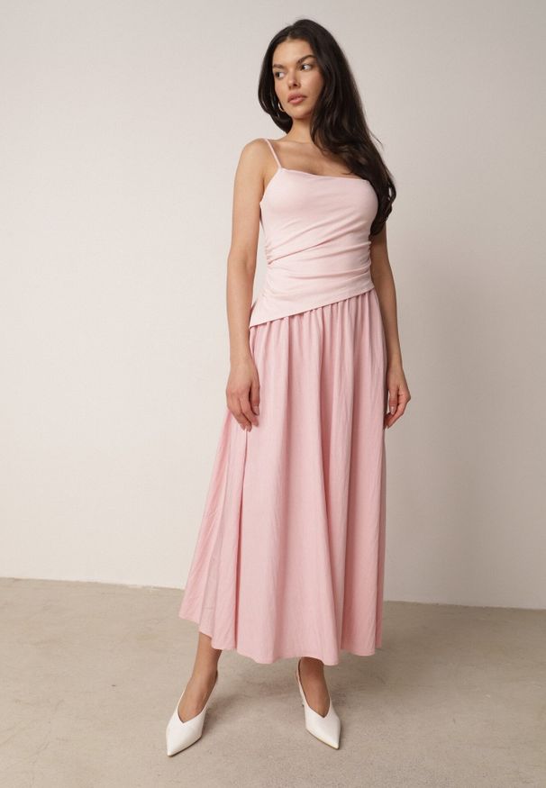 Born2be - Różowa Bawełniana Sukienka Koktajlowa na Ramiączkach z Asymetryczną Górą Thelis. Okazja: na co dzień. Typ kołnierza: dekolt kwadratowy. Kolor: różowy. Wzór: gładki. Typ sukienki: asymetryczne. Materiał: bawełna. Długość rękawa: na ramiączkach. Sezon: lato. Styl: wizytowy