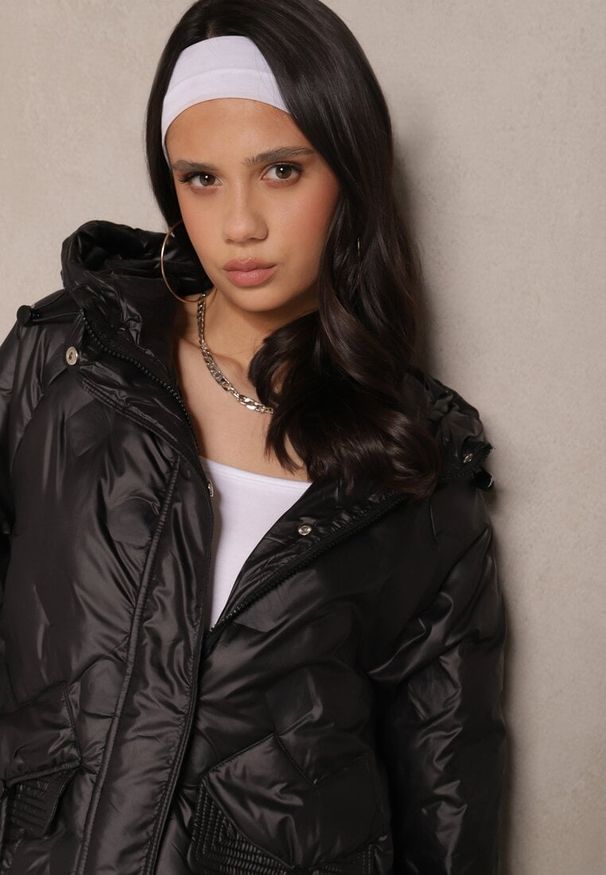 Renee - Czarna Pikowana Kurtka w Stylu Utility z Kapturem Hiredia. Okazja: na co dzień. Typ kołnierza: kaptur. Kolor: czarny. Materiał: jeans. Styl: elegancki, casual