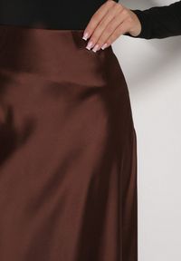 Born2be - Brązowa Rozkloszowana Midi Spódnica Satynowa Zapinana na Suwak z Gumką w Pasie Williwarne. Okazja: na co dzień, do pracy, na spotkanie biznesowe. Kolor: brązowy. Materiał: satyna. Styl: biznesowy, casual #3