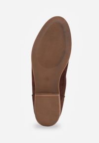 Renee - Ciemnobrązowe Botki Vices na Płaskiej Podeszwie Ozdobione Wycięciem Felirwen. Kolor: brązowy. Materiał: jeans, wełna. Wzór: aplikacja. Obcas: na płaskiej podeszwie. Styl: elegancki #3