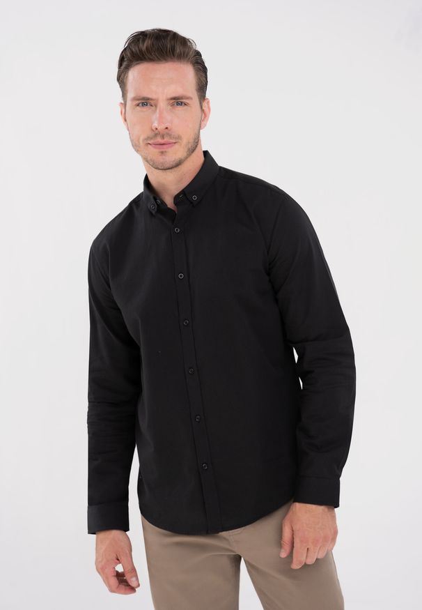 Volcano - Koszula z długim rękawem K-UPLO. Okazja: na co dzień. Typ kołnierza: button down. Kolekcja: plus size. Kolor: czarny. Materiał: prążkowany, bawełna, materiał, włókno, skóra. Długość rękawa: długi rękaw. Długość: długie. Styl: klasyczny, casual, sportowy