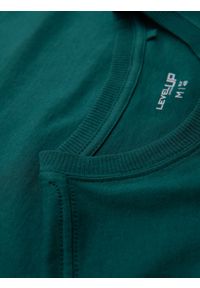 Ombre Clothing - Bawełniany męski t-shirt z nadrukiem na kieszonce – ciemnozielony V5. Okazja: na co dzień. Kolor: zielony. Materiał: bawełna. Wzór: nadruk. Styl: casual #5