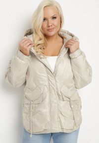 Born2be - Beżowa Kurtka Pikowana z Kapturem i Kieszeniami o Pudełkowym Kroju Eravinna. Okazja: na spacer. Typ kołnierza: kaptur. Kolekcja: plus size. Kolor: beżowy. Długość rękawa: długi rękaw. Długość: długie. Wzór: aplikacja #2