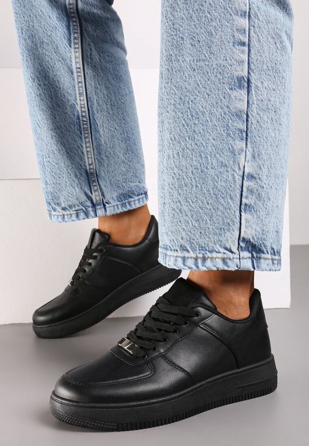 Born2be - Czarne Płaskie Klasyczne Sneakersy z Aplikacją na Sznurówkach Arstola. Okazja: na co dzień. Zapięcie: sznurówki. Kolor: czarny. Materiał: jeans. Wzór: aplikacja. Obcas: na obcasie. Wysokość obcasa: niski