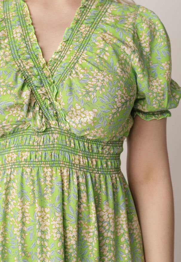 Born2be - Jasnozielona Bawełniana Sukienka z Bufiastymi Rękawami z Gumką w Talii i Falbaną Vimaliana. Okazja: na co dzień, na spacer. Typ kołnierza: dekolt w kształcie V. Kolor: zielony. Materiał: bawełna. Styl: elegancki, klasyczny, casual