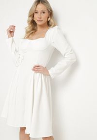 Born2be - Biała Rozkloszowana Sukienka z Usztywnianymi Miseczkami Tillimara. Kolor: biały. Typ sukienki: dopasowane #5