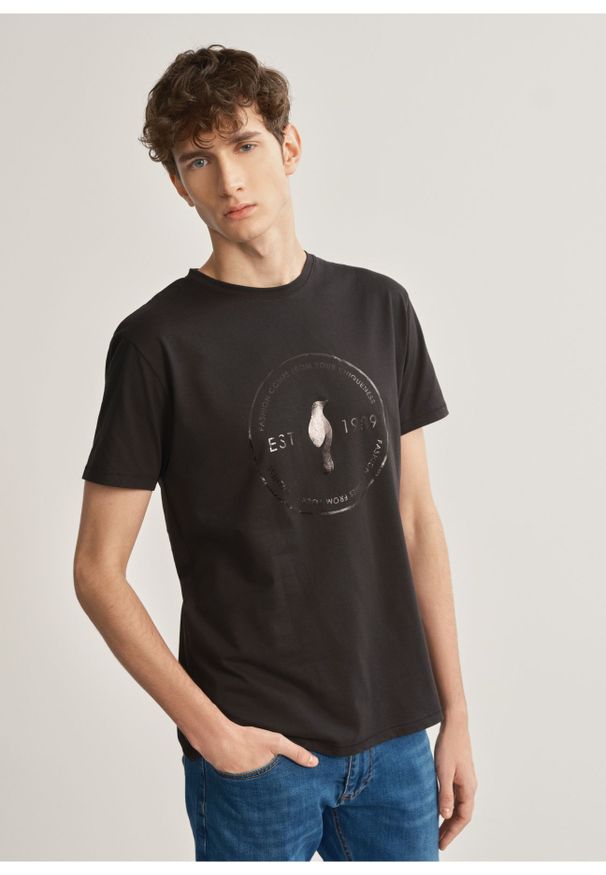 Ochnik - Czarny T-shirt męski z logo. Kolor: czarny. Materiał: bawełna. Wzór: nadruk