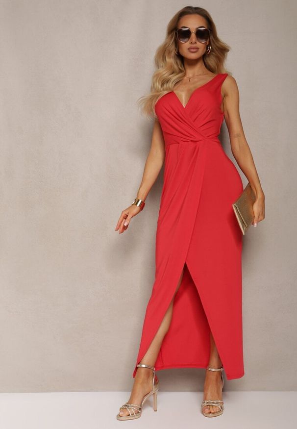 Renee - Czerwona Kopertowa Sukienka w Koktajlowym Stylu z MarszczeniemKalkisa. Okazja: na co dzień, na spotkanie biznesowe. Typ kołnierza: dekolt w kształcie V. Kolor: czerwony. Materiał: jeans. Typ sukienki: kopertowe. Styl: wizytowy