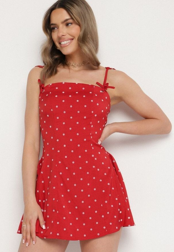 Born2be - Czerwona Sukienka Vices w Grochy o Rozkloszowanym Kroju z Wiązaniem na Ramiączkach Saririse. Okazja: na ślub cywilny, na wesele. Typ kołnierza: dekolt kwadratowy, dekolt gorset. Kolor: czerwony. Długość rękawa: na ramiączkach. Wzór: grochy. Typ sukienki: gorsetowe