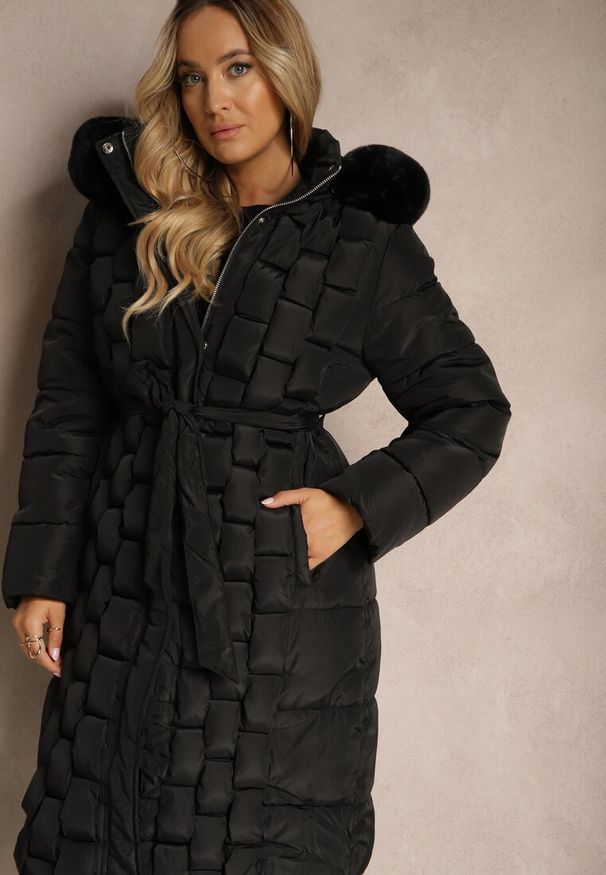 Renee - Czarna Kurtka z Pikowanymi Przeszyciami i Odpinanym Kapturem z Futrem Wiązana w Talii Zairira. Okazja: na co dzień. Kolor: czarny. Materiał: futro. Styl: elegancki, casual