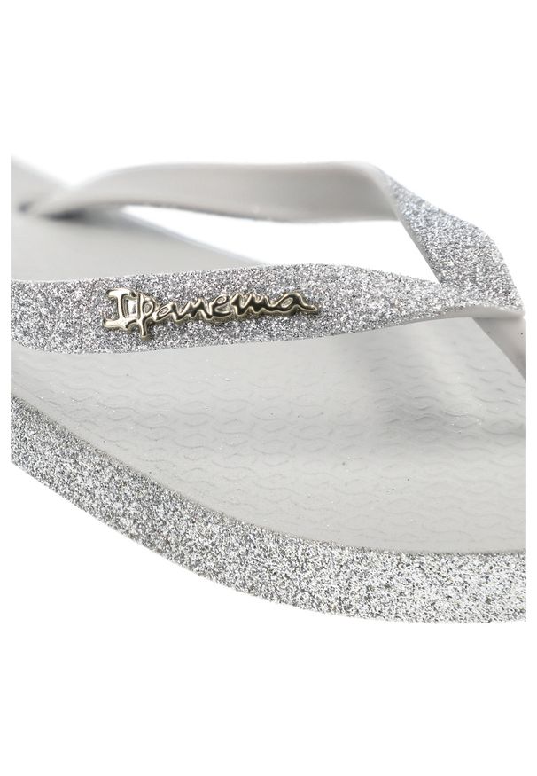 Szare Japonki Ipanema Brokatowe Klapki Damskie. Okazja: na spacer, na co dzień, na plażę. Kolor: szary. Materiał: materiał. Wzór: paski. Sezon: lato. Styl: casual, elegancki