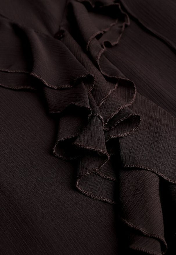 Renee - Brązowa Rustykalna Bluzka Zdobiona Falbankami i Wiązaniem przy Dekolcie Nerianna. Okazja: na co dzień. Typ kołnierza: kołnierz z falbankami. Kolor: brązowy. Materiał: tkanina. Wzór: aplikacja. Styl: casual