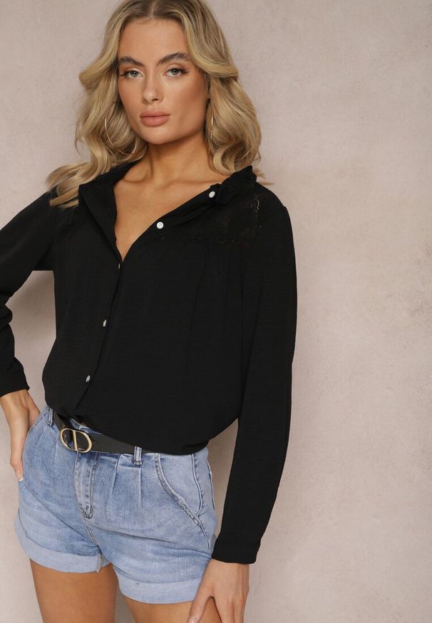 Renee - Czarna Koszula z Ażurową Wstawką przy Dekolcie Vitamis. Kolor: czarny. Wzór: ażurowy. Styl: elegancki