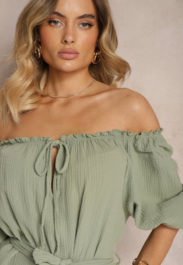 Renee - Ciemnozielona Bawełniana Sukienka z Muślinu Wiązana przy Dekolcie z Paskiem i Gumką w Talii Tasda. Kolor: zielony. Materiał: bawełna. Sezon: lato