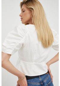 Levi's® - Levi's bluzka bawełniana damska kolor biały gładka. Okazja: na spotkanie biznesowe, na co dzień. Kolor: biały. Materiał: bawełna. Długość rękawa: krótki rękaw. Długość: krótkie. Wzór: gładki. Styl: biznesowy, casual #2