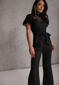 Renee - Czarny Koronkowy Kombinezon VICES na Krótki Rękaw z Nogawkami Typu Flare Blitze. Kolor: czarny. Materiał: koronka. Długość rękawa: krótki rękaw. Długość: krótkie. Wzór: koronka. Styl: elegancki #4