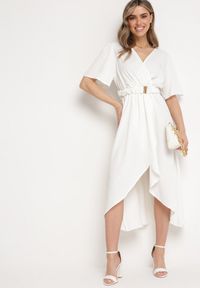 Born2be - Biała Rozkloszowana Sukienka Kopertowa z Gumką w Talii i Ozdobnym Paskiem Vasena. Kolor: biały. Typ sukienki: kopertowe. Styl: elegancki #1
