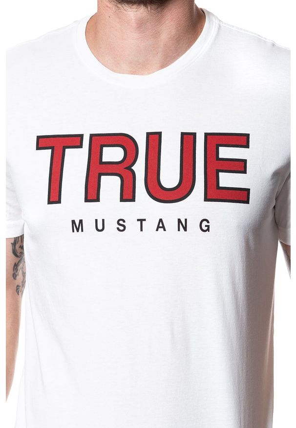 Mustang - MUSTANG T SHIRT Alex C Print CLOUD DANCER 1008702 2020. Typ kołnierza: kaptur. Materiał: dzianina, bawełna, denim, jeans, materiał. Długość rękawa: krótki rękaw. Długość: krótkie. Wzór: nadruk. Sezon: lato. Styl: sportowy, klasyczny
